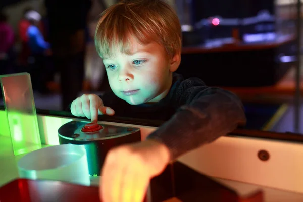 Child playing with refraction of light — Stock Photo, Image