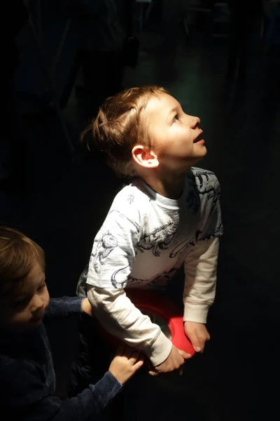 Enfants jouant avec la lumière — Photo