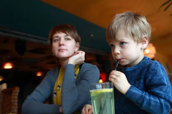 Child has lemonade — Stock Photo, Image