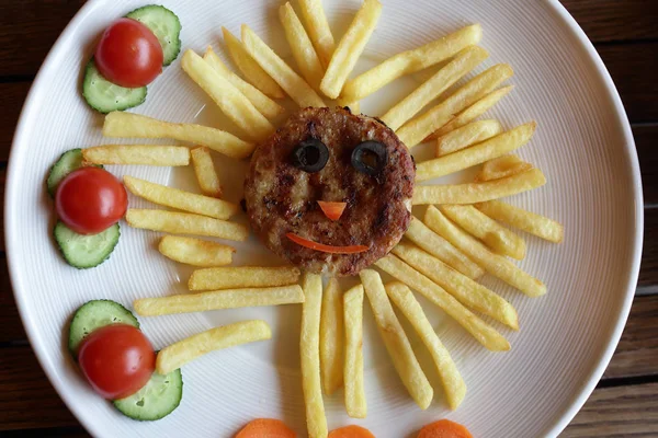 Costoletta con patatine fritte e verdure — Foto Stock