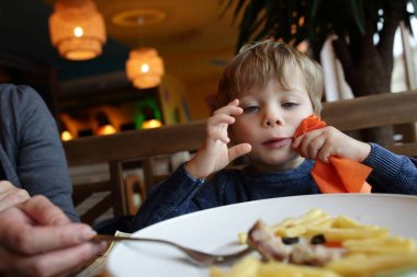 Çocuk kendini peçeteyle mendil