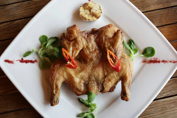 Placa blanca con tabaco de pollo — Foto de Stock