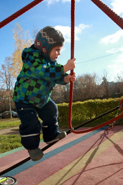 Boy on climbing net — Stok Foto
