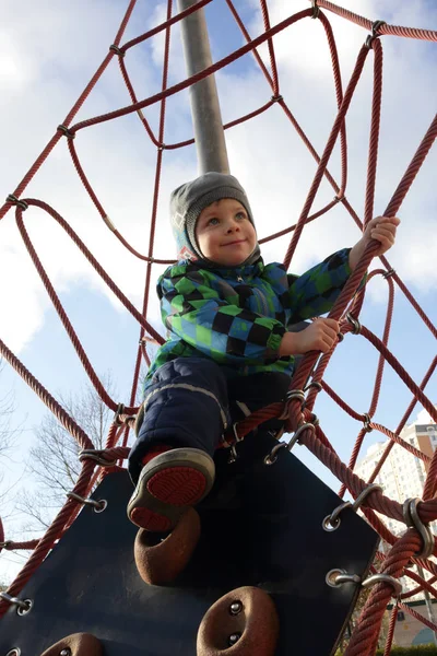 Bambino sulla rete da arrampicata — Foto Stock