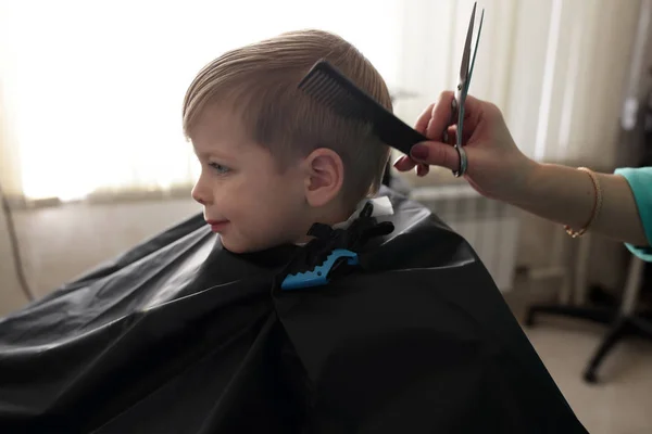 Niño en peluquería — Foto de Stock