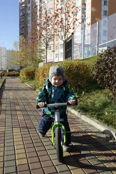 Enfant utilisant un vélo d'équilibre — Photo