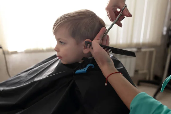 Chłopiec w salon fryzjerski — Zdjęcie stockowe