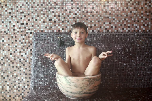 Pojken sitter i hamam — Stockfoto