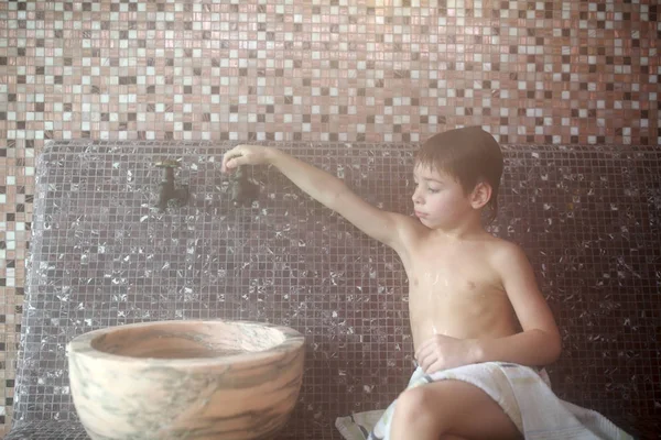 Child resting in hammam — Stock Photo, Image