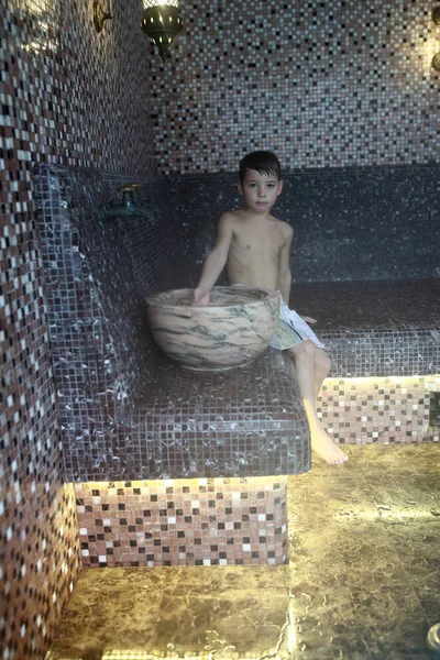 Kid vilar i hamam — Stockfoto