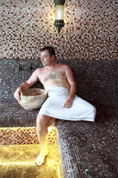 Homme assis dans le hammam — Photo