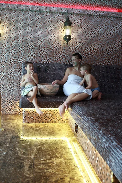 Mãe e filhos em hammam — Fotografia de Stock