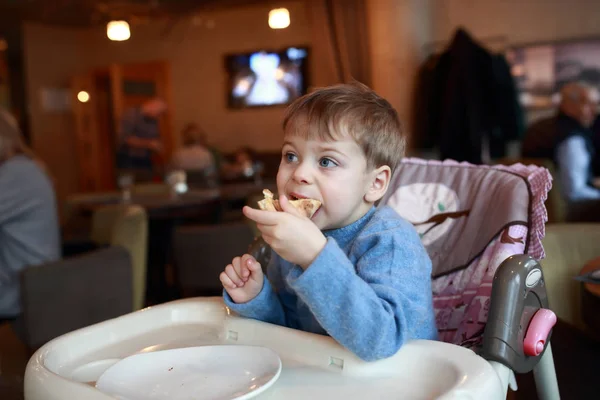 Anak makan pizza — Stok Foto