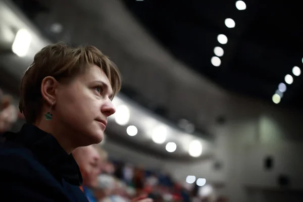 Woman watching a play — Stock Photo, Image