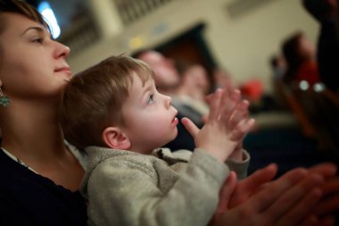 Anne oğluyla alkış