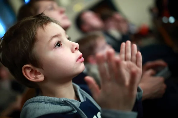 เด็กชายปรบมือในโรงละคร — ภาพถ่ายสต็อก