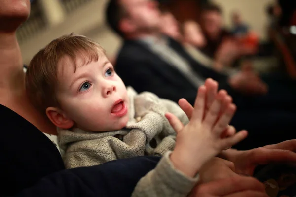 Niño aplaudiendo en el teatro — Foto de Stock