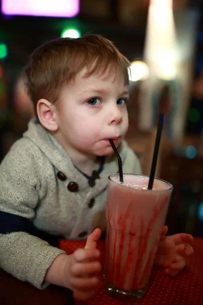 Junge trinkt Milchshake — Stockfoto