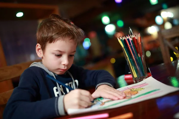 Menino desenho no café — Fotografia de Stock