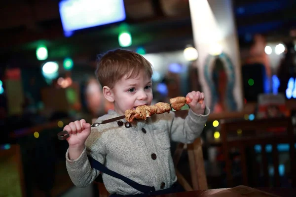 Enfant manger kebab sur brochette — Photo