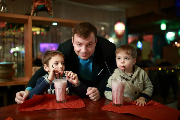 Семья пьет молочный коктейль — стоковое фото