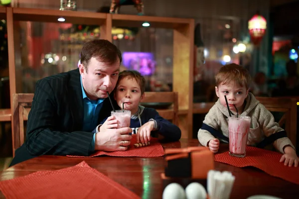 Padre con due figli che bevono frullato — Foto Stock