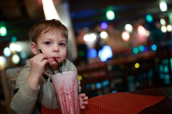 Kid dricka milkshake — Stockfoto