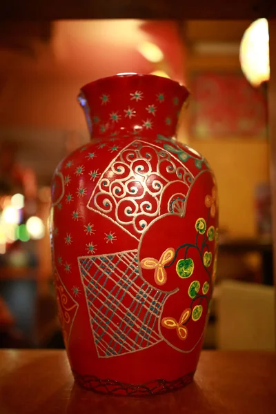 Vaso rosso sul tavolo — Foto Stock