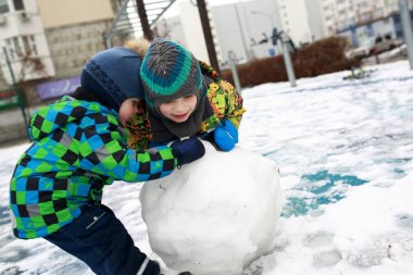 Kardan adam yapma çocuk