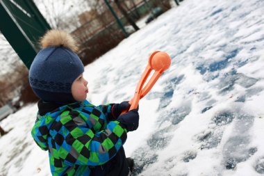 Kartopu maker ile oynayan çocuk