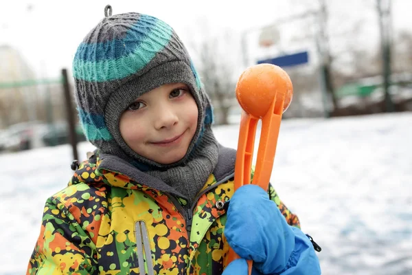 Garçon avec fabricant de boule de neige — Photo
