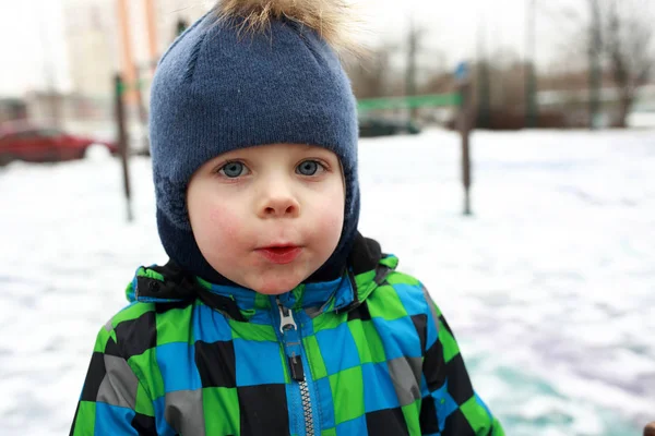 Niño en invierno —  Fotos de Stock