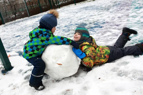 Broers maken sneeuwpop — Stockfoto