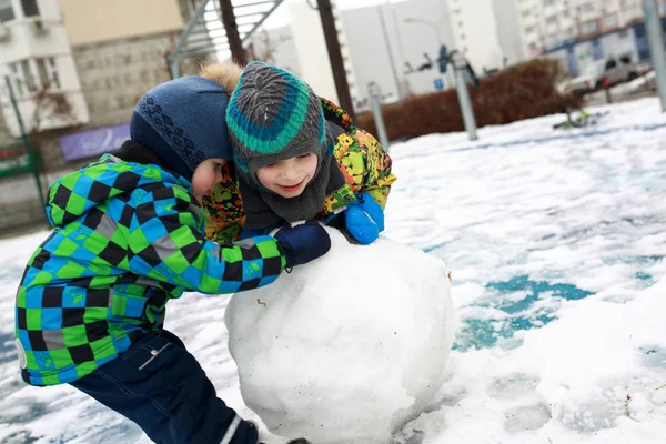 Kardan adam yapma çocuk