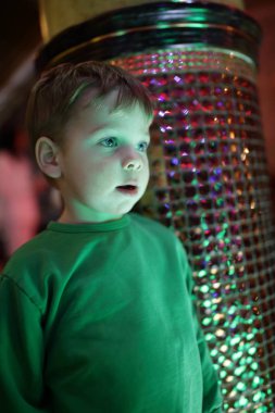 Sütunun yanındaki çocuk