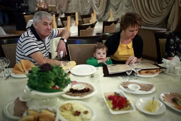 Famille au restaurant — Photo