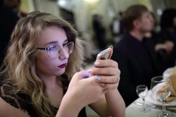 Teen with smartphone — Stock Photo, Image