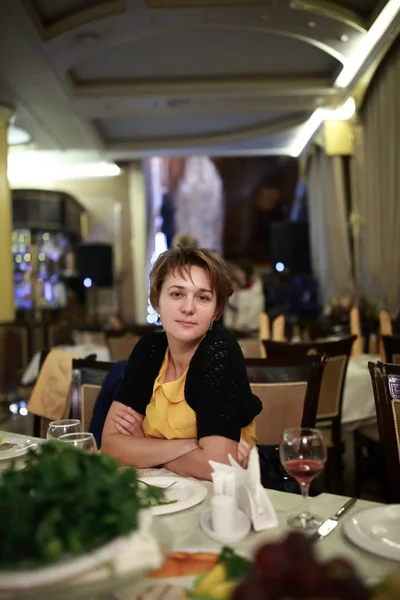 Vrouw in restaurant — Stockfoto