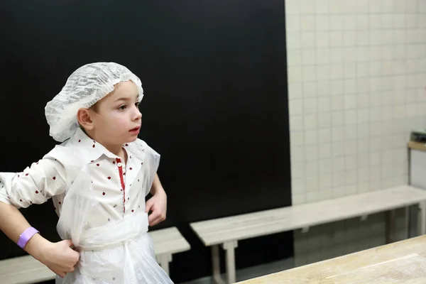 Kind kocht in Küche — Stockfoto