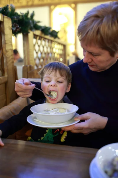 Nonna che nutre suo nipote — Foto Stock