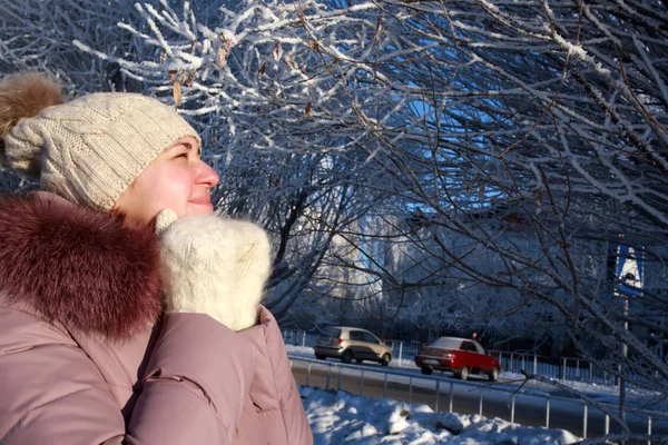 Zmrazené žena pózuje v destinaci winter park — Stock fotografie