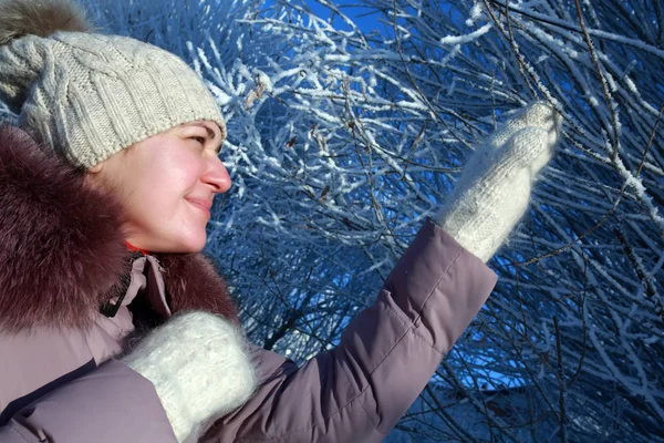 Femme au repos dans le parc d'hiver — Photo