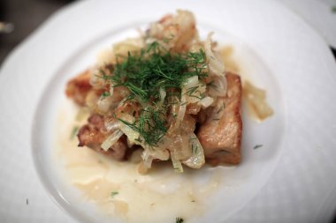 Kavrulmuş soğanlı domuz kebap