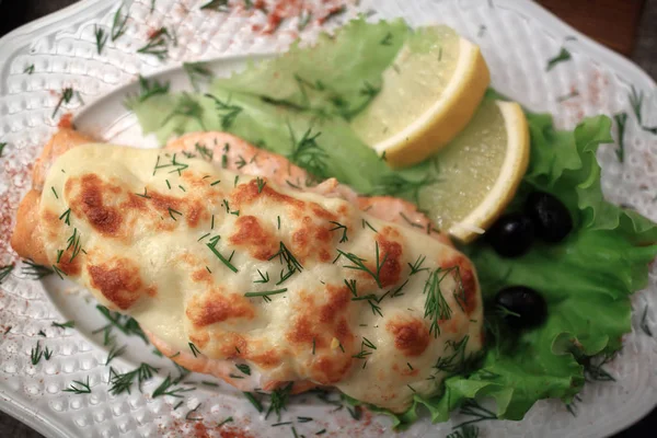 치즈와 함께 구운된 연어 스테이크 — 스톡 사진