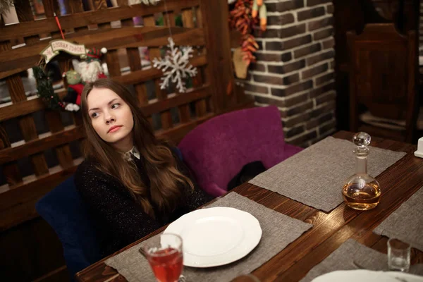 Mulher na mesa de jantar — Fotografia de Stock