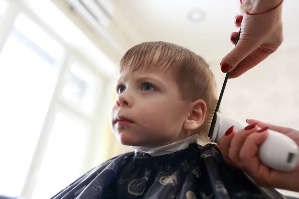 Junge mit Haarschnitt — Stockfoto