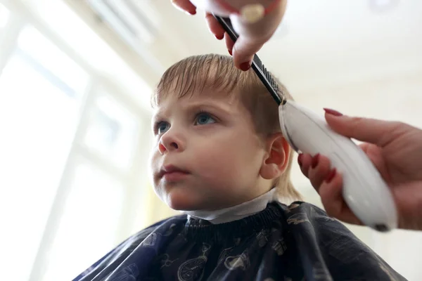 Bambino che ha il taglio di capelli — Foto Stock