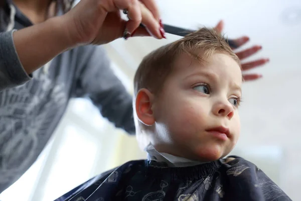 Coupe de cheveux de garçon — Photo