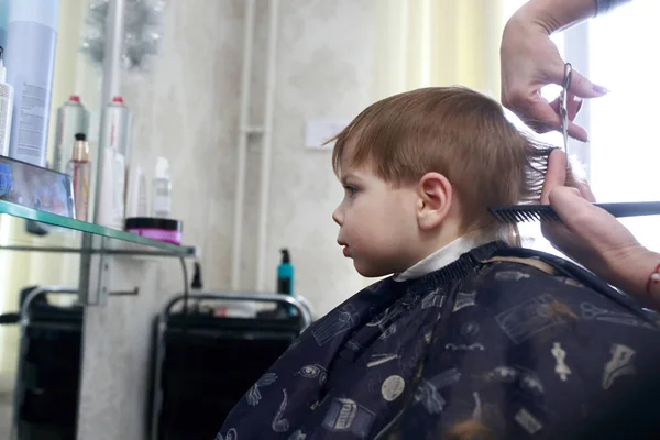 Enfant dans le salon de coiffure — Photo