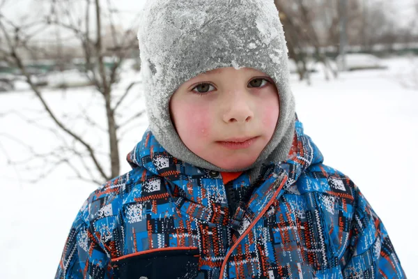 Jongen in winter park — Stockfoto